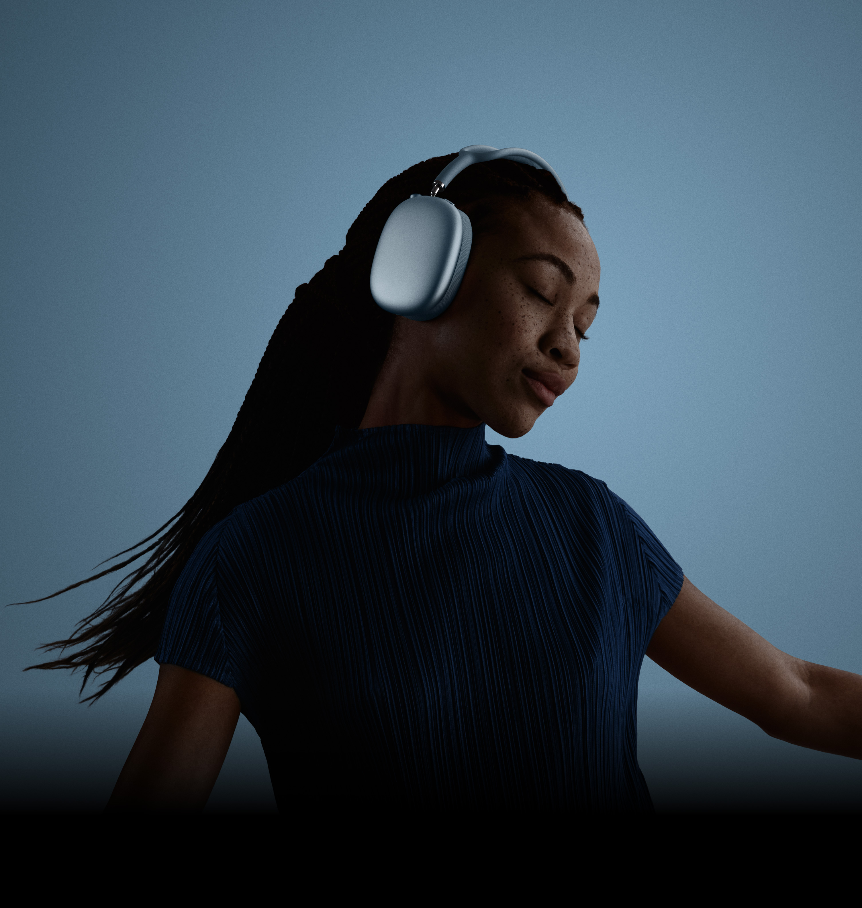 سيدة ترتدي سماعات AirPods&nbsp;Max، عيناها مغلقتان ورأسها مائل إلى اليسار.