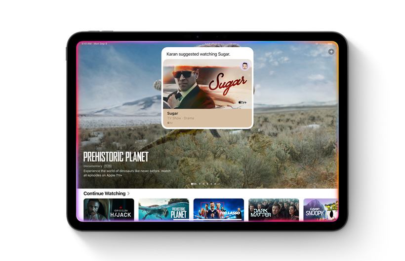 Értesítés az Apple TV+ appban, amely emlékeztet, hogy egy kontakt megosztott veled egy sorozatjavaslatot