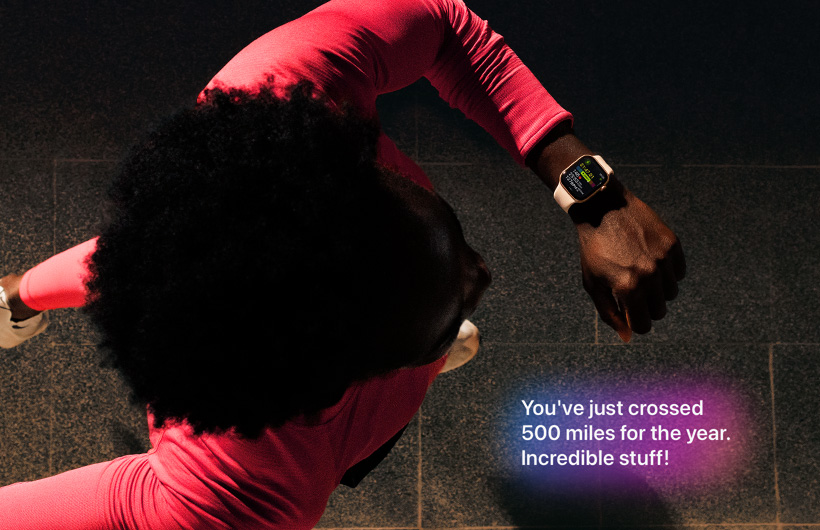 Valaki futás közben megnézi az edzésadatait az Apple Watch Series 11 Edzés alkalmazásában