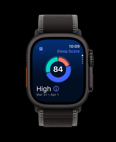 Apple Watch Ultra 3, warna hitam, casing titanium, layar menampilkan diagram lingkaran skor tidur, tali jam, Loop Trail, warna hitam/arang