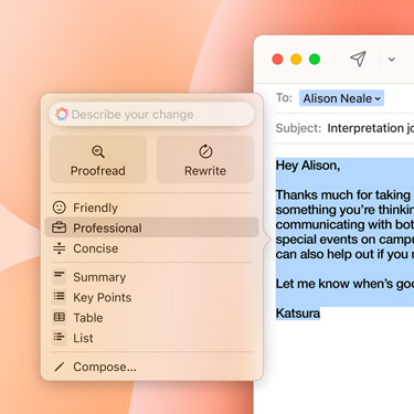 Un correo electrónico de trabajo con un menú de Apple Intelligence.