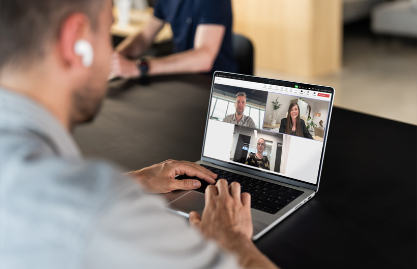 Mac berfungsi dengan aplikasi bisnis penting seperti Microsoft Teams, membantu Digital Marketing Director, Clément Boës, tetap terhubung dan produktif.