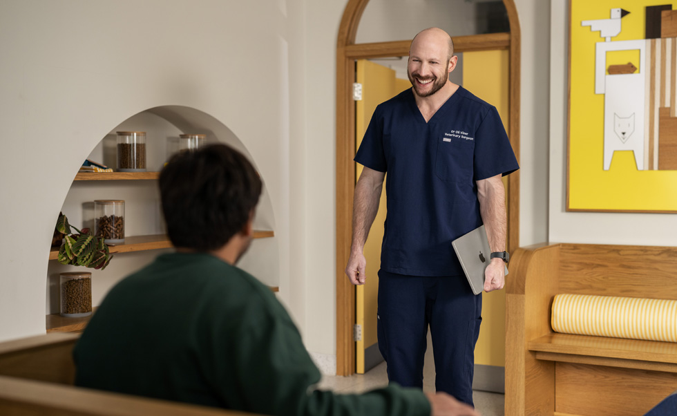 Los veterinarios pueden pasar de un cliente a otro con agilidad gracias a la potencia y ligereza del MacBook Air.