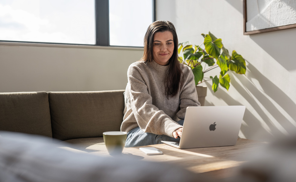 El personal de enfermería puede asesorar y dar tranquilidad incluso trabajando en casa con sus MacBook Air.