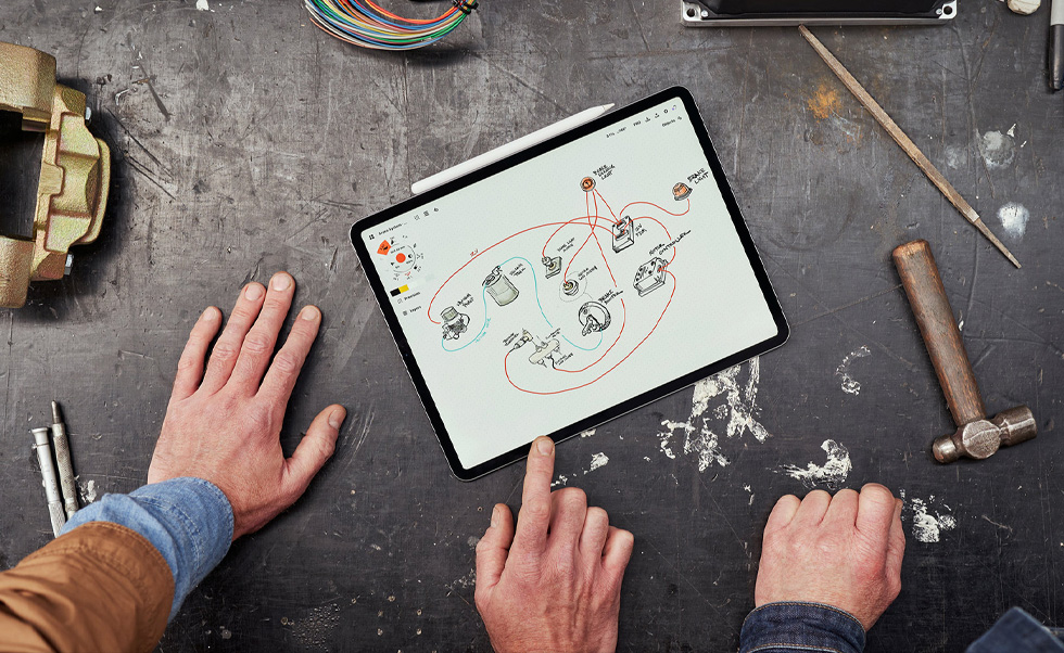 El equipo usa el iPhone, iPad y Apple Pencil para escanear vehículos, crear paneles de tendencias y diseñar modelos en 3D.