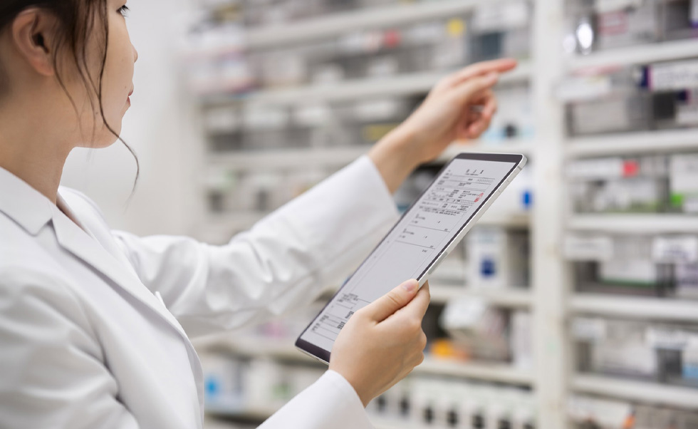 Los farmacéuticos usan la app Nagomi INDEX iPadOS para localizar enseguida los medicamentos en los estantes.