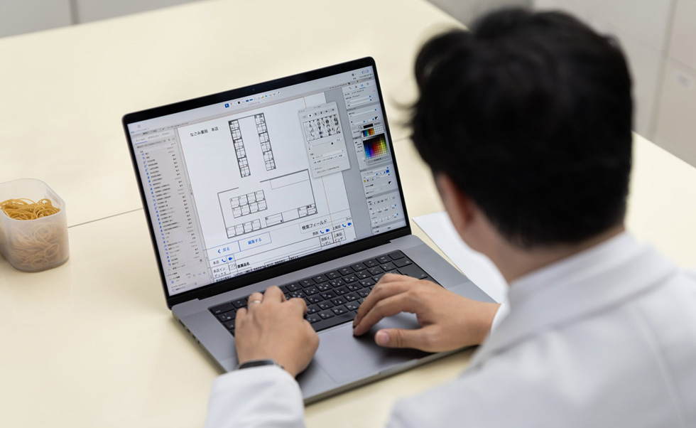 Watanabe desarrolló un sistema digital personalizado para facilitar al personal la gestión de complejos inventarios de medicamentos con receta.