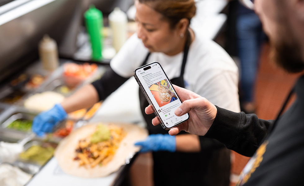 Slack en el iPhone facilita la comunicación al personal de Señor Sisig repartido por las distintas ubicaciones.