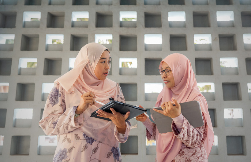 Nur Safina Sapar (ALC) ช่วยโค้ชให้แก่ Fatin Shahera ครูผู้ร่วมวิชาชีพที่โรงเรียน Sekolah Tun Fatimah
