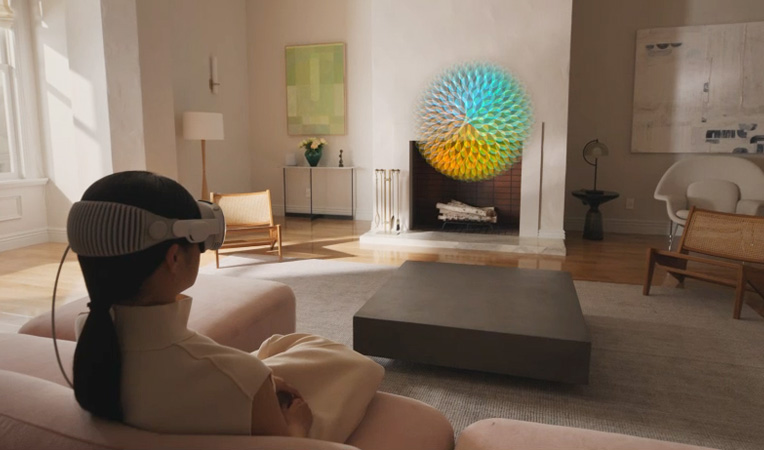 شخص يتابع جلسة تأمل موجّهة عبر تطبيق الانتباه الذهني على  Apple Vision Pro
