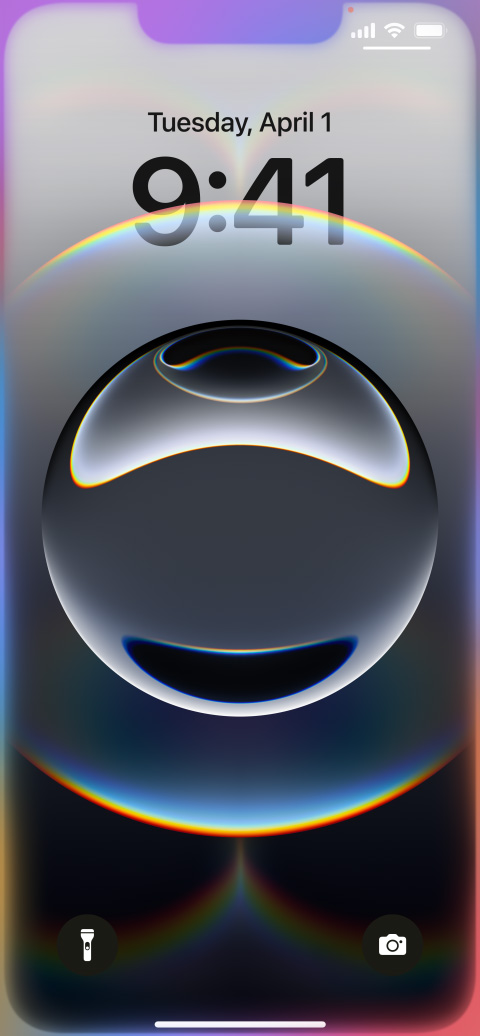 Une main tient un iPhone 16e dont l’écran verrouillé est souligné d’un contour lumineux et coloré.