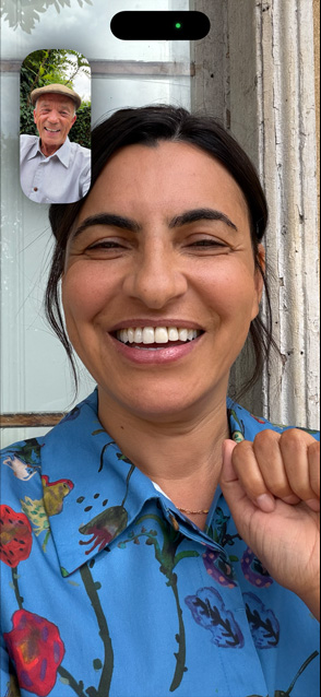 Écran d’un iPhone 17 montrant la fonctionnalité Cadre centré pour les appels vidéo avec deux personnes en train de discuter