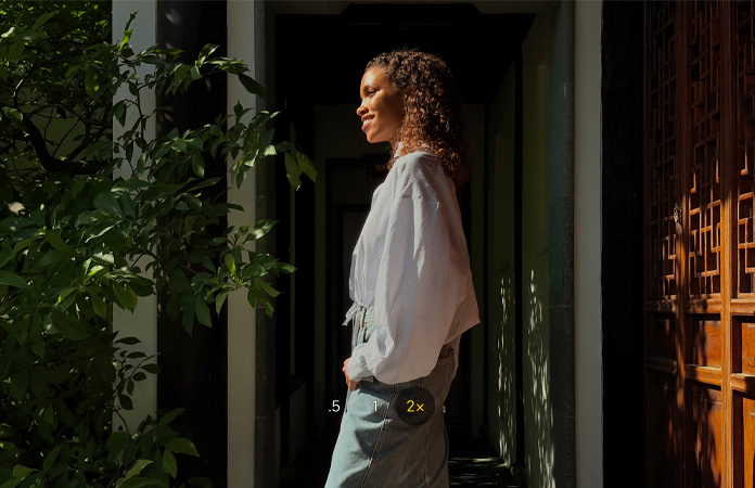Foto van een vrouw gemaakt met de camerafeature 2x Telelens