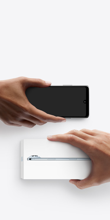 Telefonus perduodančios rankos, „Android“ kairėje be dėžutės, kairėje yra naujas „iPhone Air“ dėžutėje