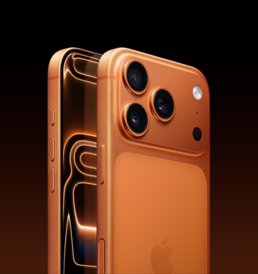 Kosminės oranžinės spalvos „iPhone 17 Pro“, demonstruojama ekrano dalis ir vaizdas kampu iš šono – veiksmo mygtukas, garsumo mygtukas ir šoninis mygtukas. Galinė dalis, rodanti „Pro“ kamerų sistemą viršutiniame kairiajame kampe.