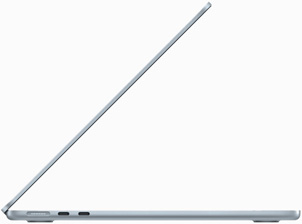 Vue latérale d’un MacBook Air en finition bleu ciel