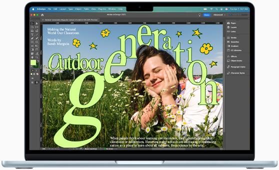 Una MacBook Air con un proyecto de Adobe InDesign en pantalla