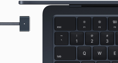 MacBook Air σε Μαύρο του Μεσονυκτίου με καλώδιο MagSafe που ταιριάζει στο χρώμα του