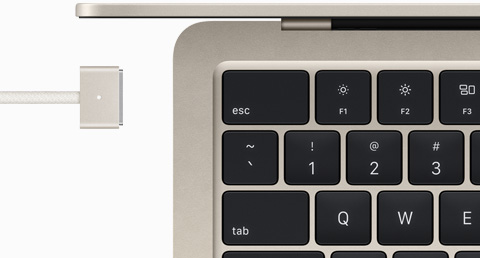 Το MacBook Air σε χρώμα Αστροφεγγιά με το καλώδιο MagSafe στο ίδιο χρώμα